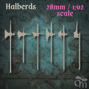 Op de afbeelding: Zes grijze hellebaarden van verschillende ontwerpen worden getoond tegen een teal achtergrond. De tekst "Halberds" en "28mm / 1:62 scale" staan bovenaan. De hellebaarden zijn miniatuurmodellen, waarschijnlijk voor tabletop games of historische re-enactment.