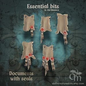 Puede incluir: Cinco documentos de papel en miniatura con sellos de cera roja y cintas. Los documentos están hechos de un material marrón claro y tienen una superficie ligeramente texturizada. El texto "Essential bits by Olaf Miniatures" y "Documents with seals" es visible en la imagen.