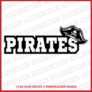 Op de afbeelding: Een zwart-wit grafisch ontwerp met het woord "PIRATES" in vette blokletters. Boven het woord staat een piratenhoed met een schedel en gekruiste botten. De tekst "I CAN ALSO CREATE A PERSONALIZED DESIGN" staat onderaan.