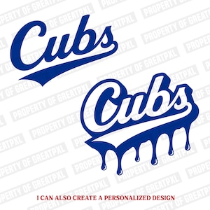 Puede incluir: Dos diseños gráficos con la palabra Cubs en una fuente cursiva azul. El diseño superior es un logotipo de texto azul estándar. El diseño inferior presenta el mismo texto en blanco con un contorno azul y un efecto de pintura que gotea.