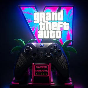 Puede incluir: Un mando de videojuego negro descansa sobre un soporte con un letrero rosa y negro que dice WANTED GAMERTAG con cinco estrellas. Detrás del mando hay un letrero luminoso con el logotipo de Grand Theft Auto V y siluetas de palmeras.