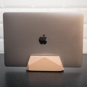 Vertikalt laptopstativ | Vertikalt laptopstativ | Minimalistisk skrivbordsorganisatör | Platsbesparande laptopdocka | Tillbehör för hemmakontoret