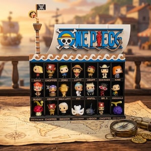 Könnte beinhalten: Ein schwarzes Regal in Schiffsform mit dem One Piece-Logo an der Oberseite. Es enthält achtzehn kleine Figuren, die in drei Reihen angeordnet sind, wobei jede mit Namen wie Sanji, Chopper, Zoro, Luffy, Usopp, Nami, Buggy und anderen beschriftet ist.