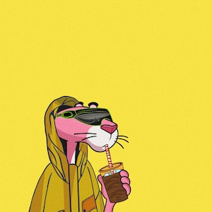 Puede incluir: Ilustración de la Pantera Rosa con gafas de sol y una sudadera con capucha amarilla, bebiendo de una taza de café con una pajita. El fondo es de color amarillo liso. La taza de café tiene texto.