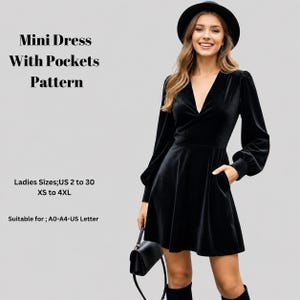 Op de afbeelding: Een zwarte fluwelen minijurk met lange mouwen, een V-hals en zijzakken. De tekst op de afbeelding luidt: Mini Dress With Pockets Pattern, Ladies Sizes; US 2 to 30 XS to 4XL, Suitable for; A0-A4-US Letter. De jurk heeft een nauwsluitend lijfje.