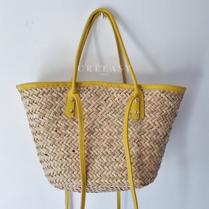 panier en paille jaune