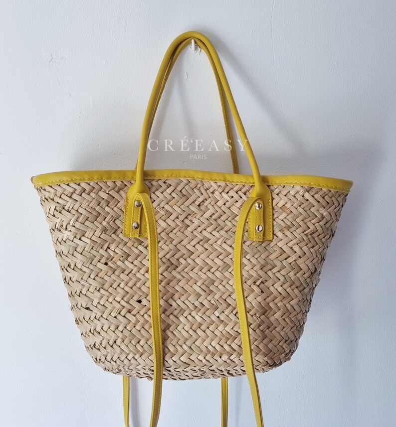 panier en paille jaune