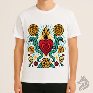 Maglietta con Cuore Sacro Fiammeggiante / Grafica con serpente e teschio in stile tatuaggio audace, maglietta con arte popolare messicana retrò, stampa DTG unisex / arte popolare messicana