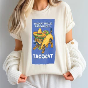 Camiseta divertida de taco de gato (TACOCAT) escrita al revés. Camiseta de gato con juego de palabras, regalo para amantes de la comida, amante de los gatos mexicanos, camiseta de tacos para mujer, camiseta de tacos de gatito.