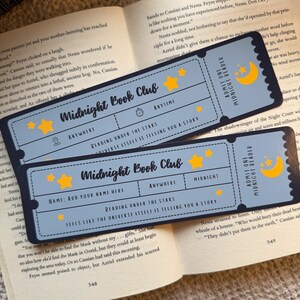 Puede incluir: Dos tickets de marcapáginas azules y negros con estrellas doradas y una luna creciente. Los tickets dicen "Midnight Book Club" y tienen las palabras "Anywhere", "Anytime", "Midnight" y "Reading Under the Stars".
