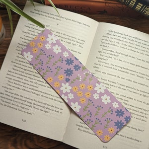 Marque-page fait main fleurs printanières lilas