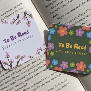 À lire « TBR » à gratter pour révéler des cartes, de jolies fleurs printanières, une inspiration lecture livresque, un cadeau parfait pour les amateurs de lecture.