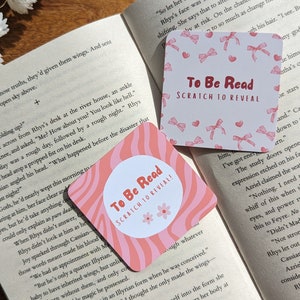 Joli style coquette To Be Read « TBR » à gratter pour révéler des cartes, inspiration lecture livresque, cadeau rose pour les amoureux des livres pour fille.