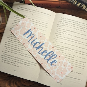 Personalisierte Rosa Blumen Lesezeichen | Benutzerdefinierter Name | Niedliche Girly Coquette Ästhetik | Buchliebhaber Geschenk