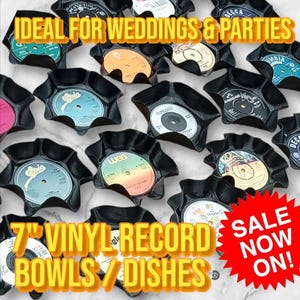 Op de afbeelding: Een verzameling van 17,8 cm vinyl platen schalen of borden gemaakt van gerecyclede vinyl platen. De schalen zijn zwart en hebben een stervormig ontwerp. De tekst "7" VINYL RECORD BOWLS/DISHES" staat in gele letters op een zwarte achtergrond. De tekst "SALE NOW ON!" staat in rode letters op een gele ster.