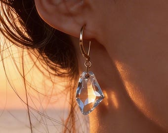 Pendientes colgantes de cristal austriaco azul océano, estilo costero, hechos a mano, chapados en oro de 14 quilates. Elegante regalo de San Valentín para ella.