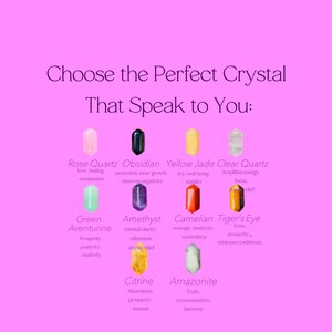Puede incluir: Un fondo rosa con el texto "Elige el cristal perfecto que te hable" e ilustraciones de varios cristales. Los cristales incluyen cuarzo rosa, obsidiana, jade amarillo, cuarzo transparente, aventurina verde, amatista, cornalina, ojo de tigre, citrino y amazonita.