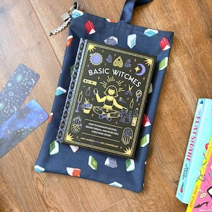 Protège-livre fait main avec poche - Cartable bleu avec oeuvre d'art et breloque livre, cadeau livresque pour les lecteurs amateurs de lecture, pochette en coton