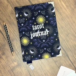 Diario de tarot hecho a mano: diario de brujas con cartas del tarot y oráculo de tamaño A5 de tapa dura con cubierta de sol y luna, cuaderno de brujas para tiradas diarias de tarot