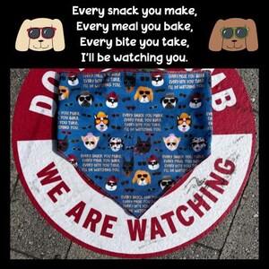 Pode incluir: Uma bandana azul para cães com vários rostos de cães usando óculos de sol, com o texto "Every snack you make, Every meal you bake, Every bite you take, I'll be watching you." A bandana está em um sinal vermelho e branco que diz "We are watching."