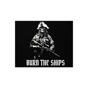 Pode incluir: Uma ilustração em preto e branco de um pirata esqueleto usando um chapéu e segurando um rifle. O texto "BURN THE SHIPS" está abaixo da imagem.