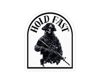 Może przedstawiać: Czarno-biała ilustracja czaszki w kapeluszu pirata trzymającej karabin. Tekst "HOLD FAST" jest napisany w kółku wokół czaszki.