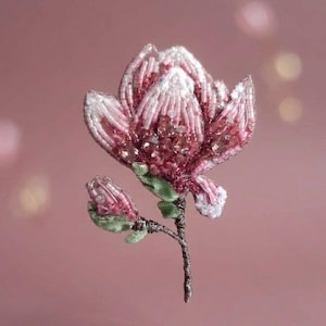 Perlenbesetzte Magnolienbrosche, eleganter Blumenschmuck, handgefertigte Brosche aus österreichischem Kristall mit Blumenmuster, botanische Brosche für den Mantel, einzigartiges Geschenk für Sie