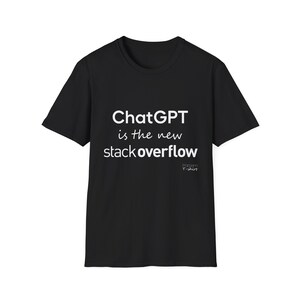 Puede incluir: Camiseta negra con texto blanco que dice "ChatGPT is the new stackoverflow".