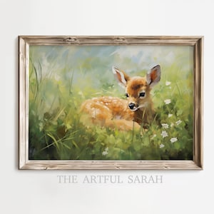 Puede incluir: Pintura enmarcada de un cervatillo tumbado en un campo de hierba verde y flores blancas. El cervatillo tiene pelaje marrón con manchas blancas. La pintura tiene un marco de madera rústico. El texto "THE ARTFUL SARAH" está en la parte inferior.