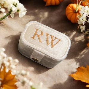 Boite à bijoux miniature idéale cadeau de mariage ou EVJF en velours • "Initiales"