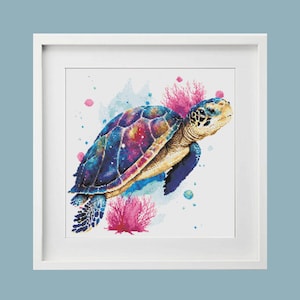 Op de afbeelding: Een kleurrijk aquarel schilderij van een zeeschildpad die in de oceaan zwemt. De schildpad heeft een blauwe, groene en paarse schild met roze koraal op de achtergrond.