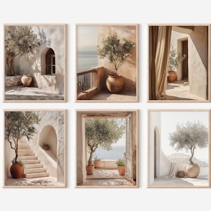 Op de afbeelding: Set van zes ingelijste kunstdrukken met mediterrane scènes. Elke print toont olijfbomen in terracotta potten, tegen een achtergrond van zonovergoten witte stucwerk muren en bogen. De prints roepen een gevoel van rust en warmte op.