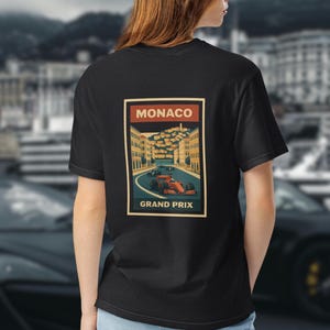 モナコグランプリレーシングTシャツ - ブラックコンフォートカラーTシャツ、ヴィンテージフォーミュラカープリント、レトロモータースポーツシャツ、モンテカルロ