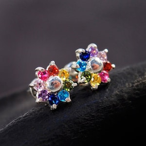 Pendientes minimalistas de plata de ley con diseño de flores y arcoíris, con múltiples piedras de colores y delicados pendientes con piedras brillantes.