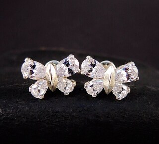 Orecchini In Argento 925: Piccoli Scintillanti Zirconi Per Un Look Delicato E Luminoso!