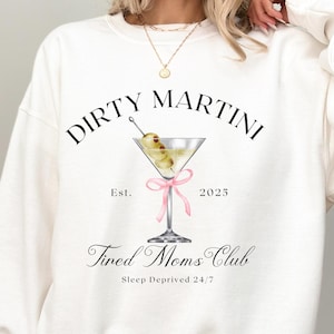 Club des mamans fatiguées PNG Martini sale Png Cocktail maman PNG Fille douce Martini sale tendance Design Sublimation Cocktail noeud rose Png Fête des Mères
