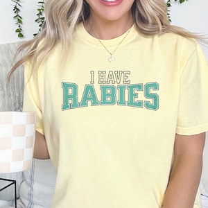 Camiseta universitaria con rabia (Png), divertida camiseta de meme de mapache, divertido mapache de Trash Panda (Png), humor adulto (Png), chica salvaje (Png), POD de sublimación