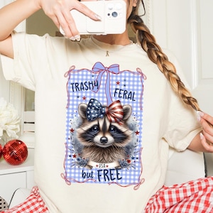 Poubelle sauvage mais libre patriotique Boho raton laveur Png coquette noeud Doodle cadre rouge blanc bleu 4 juillet Png poubelle panda vichy t-shirt à la mode