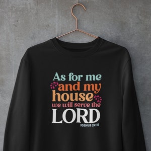 Könnte beinhalten: Schwarzer Pullover mit einem weißen Grafikdruck, der "As for me and my house we will serve the LORD Joshua 24:15" lautet.