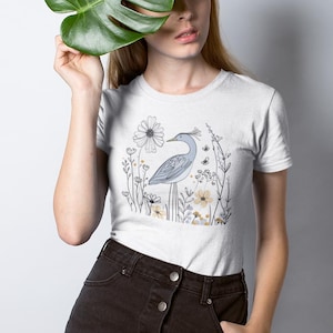 Blaues Reiher-T-Shirt, skandinavischer Blumendruck, grafisches Damen-T-Shirt, Reiher-Liebhaber-Geschenk, Natur-Kunst-Shirt, eine Linie Kunst, moderne Kunst, Volkskunst