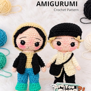 Pode incluir: Duas bonecas amigurumi feitas de crochê. A boneca da esquerda usa um moletom bege, jaqueta preta e calças azuis. A boneca da direita usa um gorro preto, jaqueta creme e calças pretas. Texto: JIMIN - JUNGKOOK AMIGURUMI Crochet Pattern Are You Sure?!
