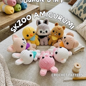 Könnte beinhalten: Eine Sammlung von acht SKZOO Amigurumi-Häkel-Tieren in verschiedenen Farben, darunter Gelb, Grau, Braun, Rosa und Weiß. Das Bild zeigt auch Wollknäuel und den Text "Bundle 8 in 1" und "CROCHET PATTERN".