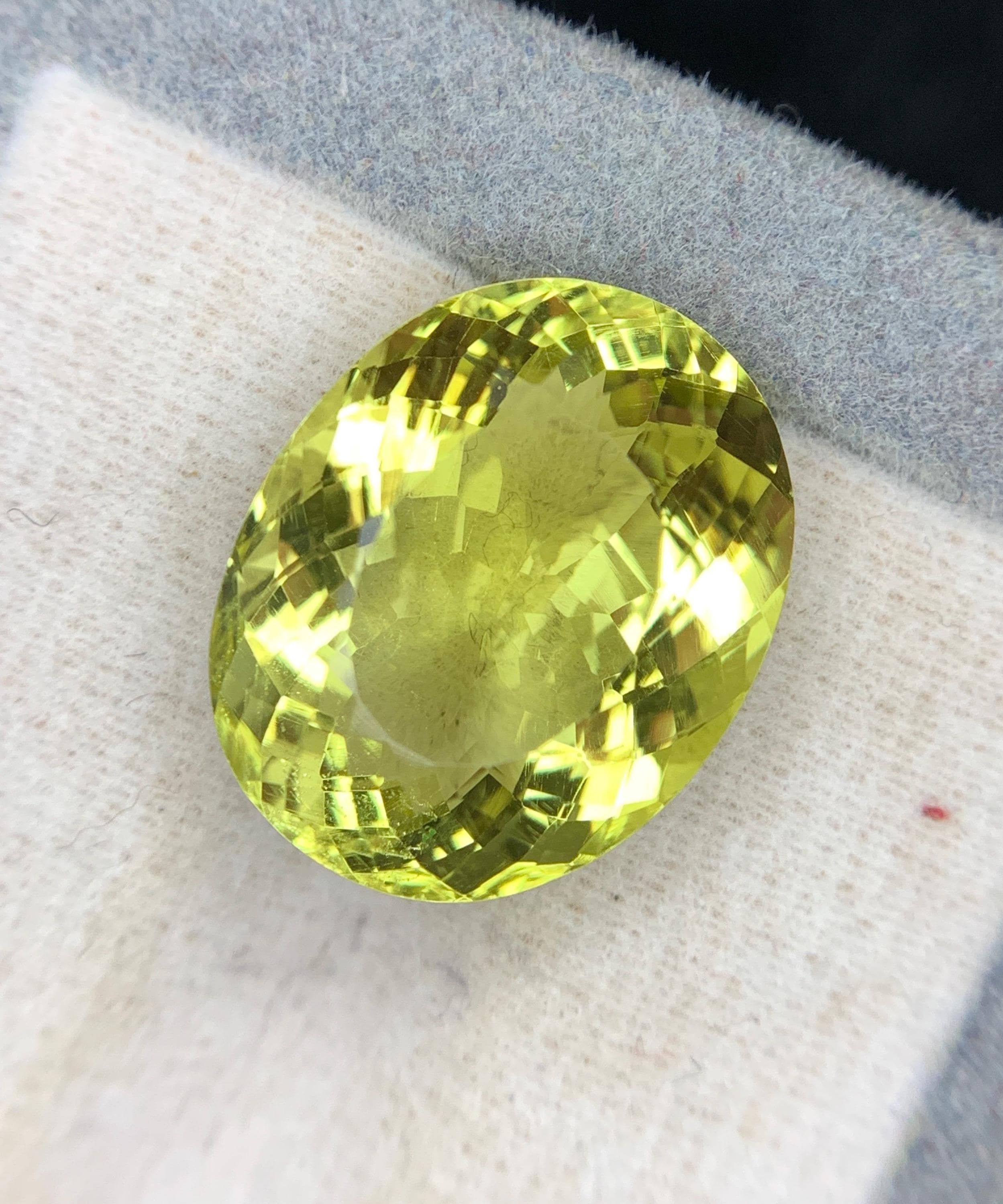 驚異の13.6カラット、アフリカ産レモンクォーツ | 17.2x13.7x9.3 mm
