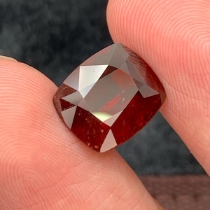 8 Karat roter Rhodolith Granat: Edelstein im Kissenschliff (12.4x10.7 x 6 mm)