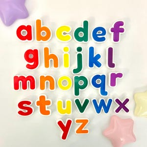 Imanes de nevera con alfabeto en minúsculas arcoíris I Aprendizaje del ABC I Herramientas para el aula I Idioma inglés I Letras de burbujas I Mensajes elegantes para el hogar