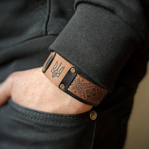 Leren Oekraïne armband met houten kist "The heritage of Ukraine" zwart. Handgemaakt van leer. Handgemaakt accessoire uit het Oekraïens.