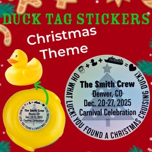 Op de afbeelding: Een gele rubberen eend met een kerstthema sticker. De sticker heeft een kerstboom, een boot en de tekst "The Smith Crew, Denver, CO, Dec. 20-27, 2025, Carnival Celebration, Oh What Luck! You Found A Christmas Cruising Duck!"