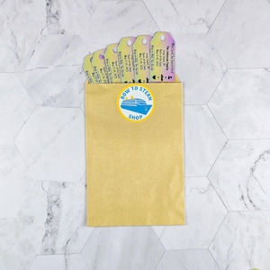 Puede incluir: Un sobre de papel marr&oacute;n con una pegatina azul y blanca que dice "Bow to Stern Shop" y una imagen de un crucero. El sobre contiene varios billetes coloridos con texto demasiado peque&ntilde;o para leer.