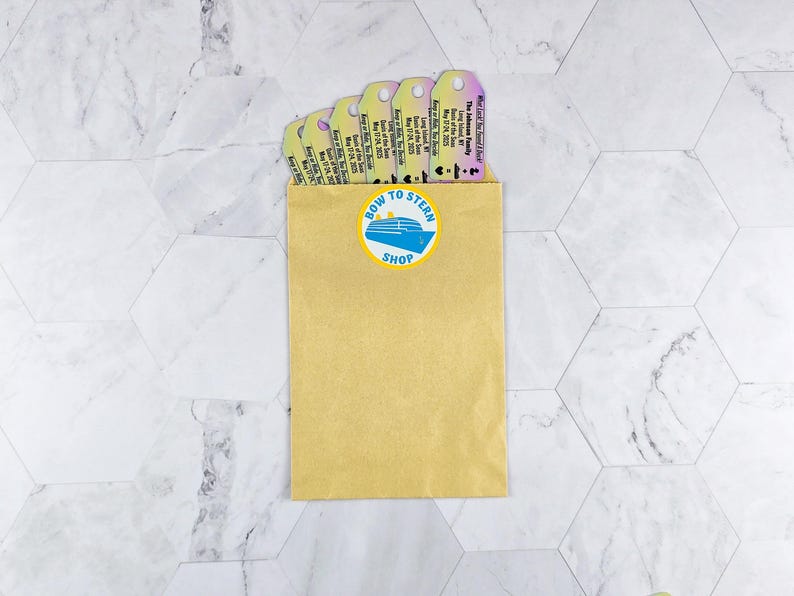 Puede incluir: Un sobre de papel marr&oacute;n con una pegatina azul y blanca que dice "Bow to Stern Shop" y una imagen de un crucero. El sobre contiene varios billetes coloridos con texto demasiado peque&ntilde;o para leer.