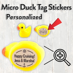 Puede incluir: Pegatinas de etiquetas de pato de goma amarillas con el texto "Micro Duck Tag Stickers Personalized". Las pegatinas tienen una etiqueta que dice "Happy Cruising! Jess & Marshal" con timón y ancla.